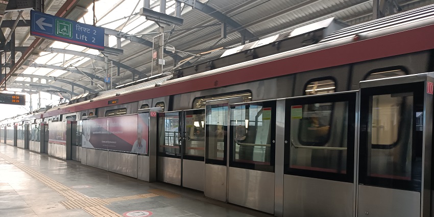 You can reach Prithviraj Chauhan fort by metro which is a comfortable means of transport.