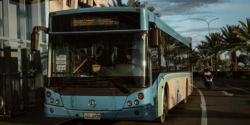 A picture of a roadway bus taken near the Delhi Bus stand, that is going to pick up passengers