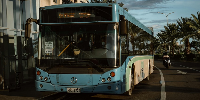 A picture of a roadway bus taken near the Delhi Bus stand, that is going to pick up passengers