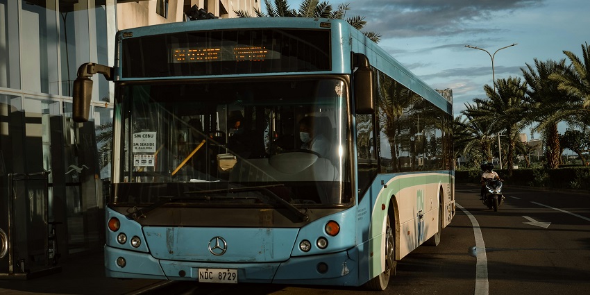 A picture of a roadway bus taken near the Delhi Bus stand, that is going to pick up passengers