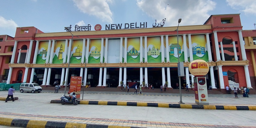 A frontal view of the New Delhi Railway Station that located near the Red Fort for travellers' commute