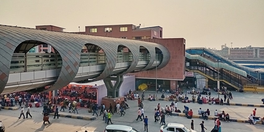 The nearest railway station to Safdarjung Tomb is the New Delhi railway station.