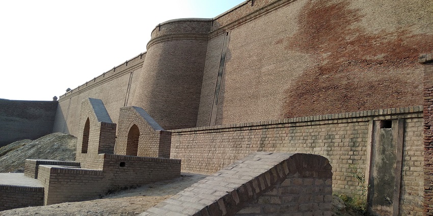 Bathinda Fort is easily accessible and can be reached by air, rail, or road.