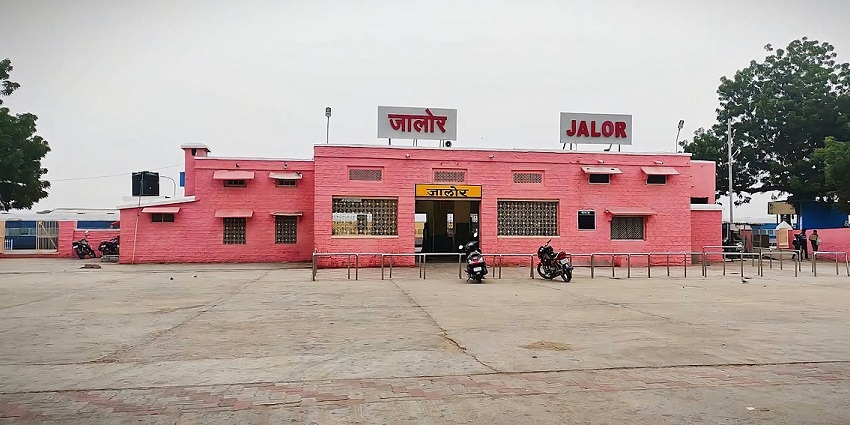 The nearest railway station to Jalore Fort.