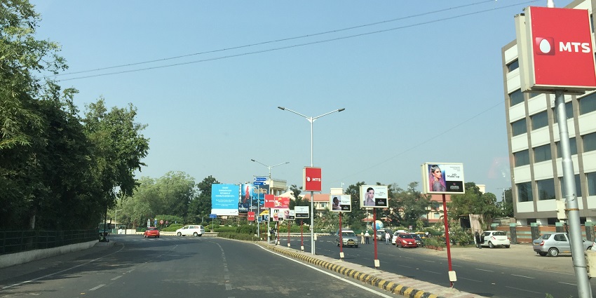 Snap Of the clear road of the Ahmedabad, passing through the bustling city of Lambha Temple