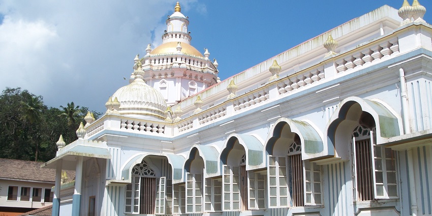 Side angle shot of the Mangeshi temple, its beautiful walls and windows