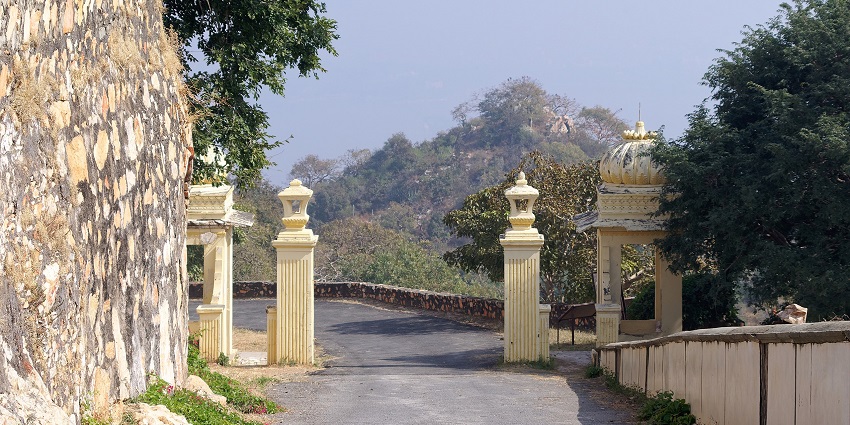 A stunning view of a road leading to the Sajjangarh Fort also known as Monsoon Palace.