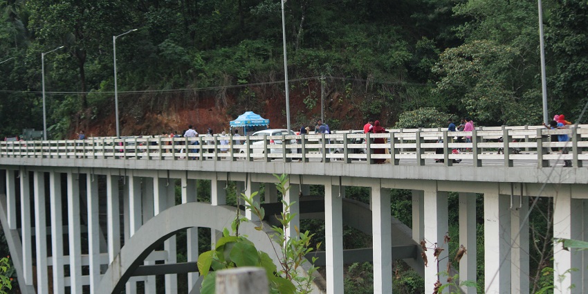 One has to reach Kozhikode first and then head for the scenic Thusharagiri trekking.