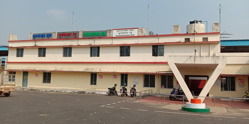 Bhubaneswar Railway Station is the nearest Station to Udayagiri and Khandagiri Caves.