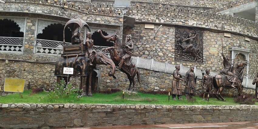Majestic view of sculptures imitating the scene from the battle
