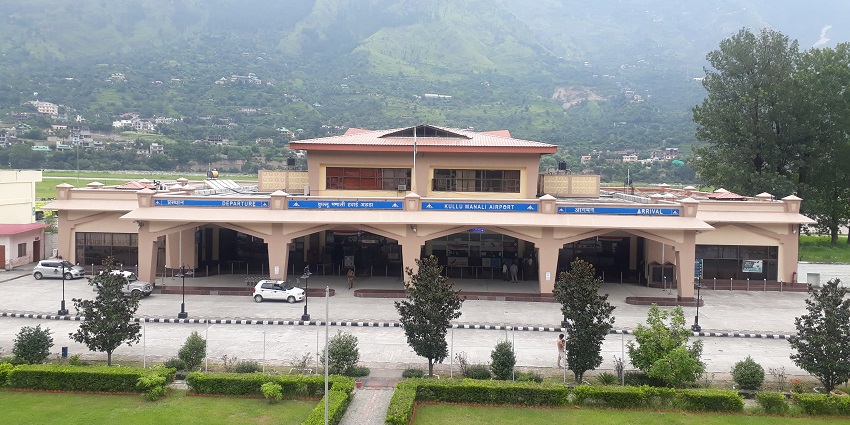 A cab or taxi from the Kullu Manali airport make the pass very easily accessible for all tourists
