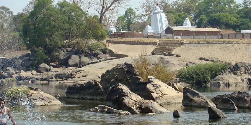 Huma Temple is renowned for its distinctive leaning structure.