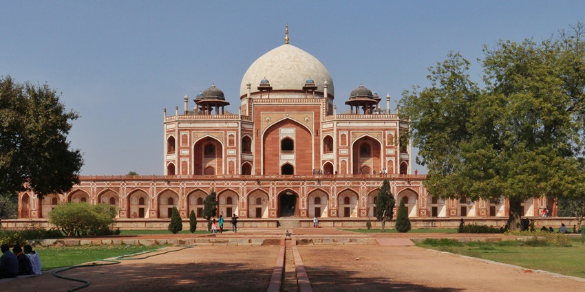 Humayun’s Tomb is a famous tomb of the Mughal Era and a popular historical heritage.