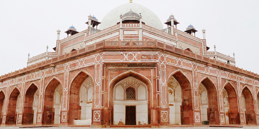 A breathtaking view of the Humayun’s Tomb, one of the top tourist attractions in Delhi.