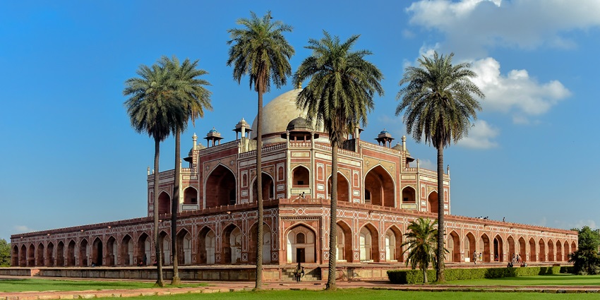 Humayun’s Tomb in Delhi with grand dome, red sandstone, and lush gardens