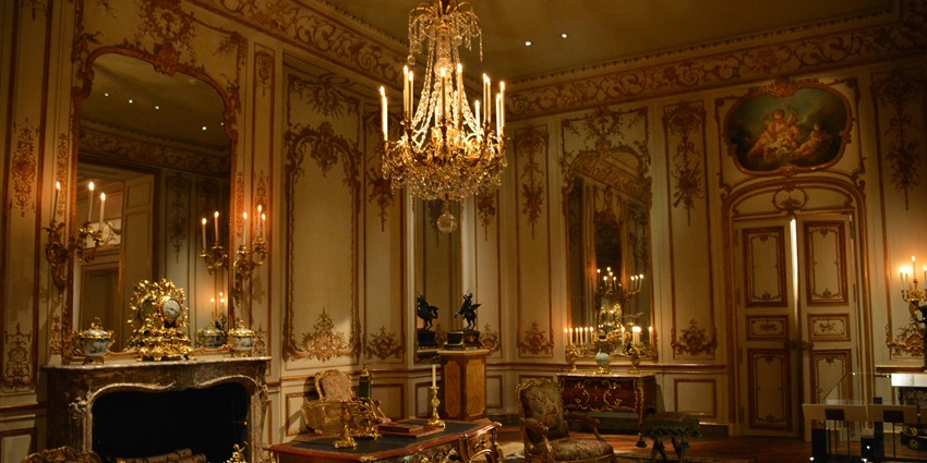 Huzoor Palace is a must-visit place near Jambuvan Caves for history lovers.