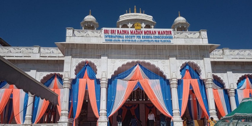 ISKCON Sri Sri Giridhari Dauji Temple, one of the famous Krishna temples in Jaipur is a vibrant spiritual haven.