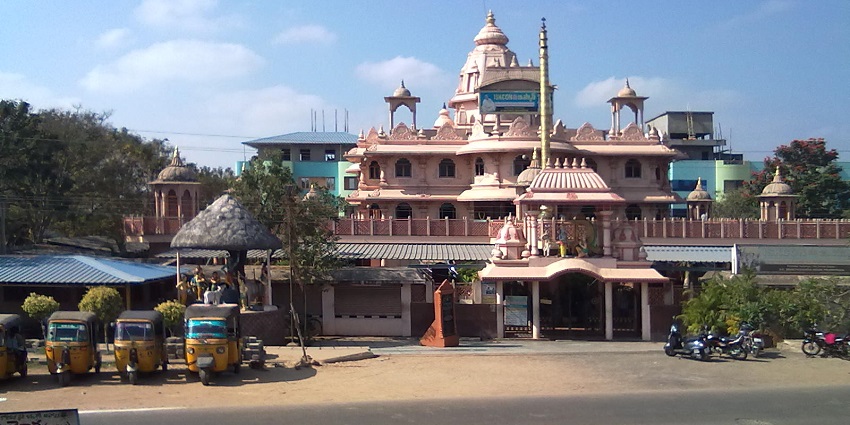 Side view of the 16th-century Kodandarama temple in Vontimitta, Andhra Pradesh.