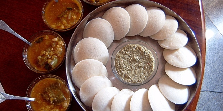 Enjoy the flavourful delicacies served at the eateries and restaurants near the temple