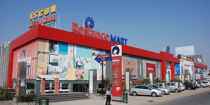 Iscon Mall on Dumas Road, featuring retail and dining areas, one of the best shopping malls in Surat.