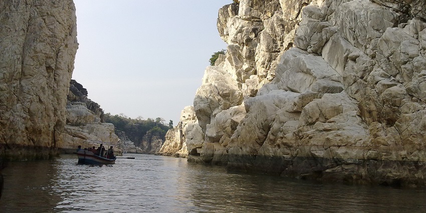 Image of the beautiful scenery of Marble Rocks at Bhedaghat during day time under clear sky