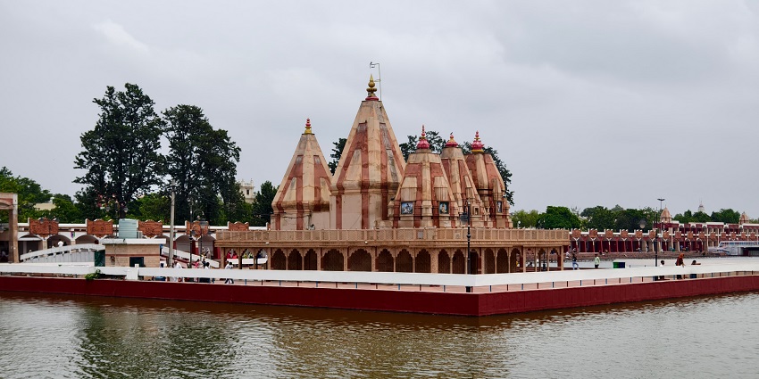 Lake side view of the Baba Ganga das temple, one of the must places to see near Chhachhrauli fort for pilgrims