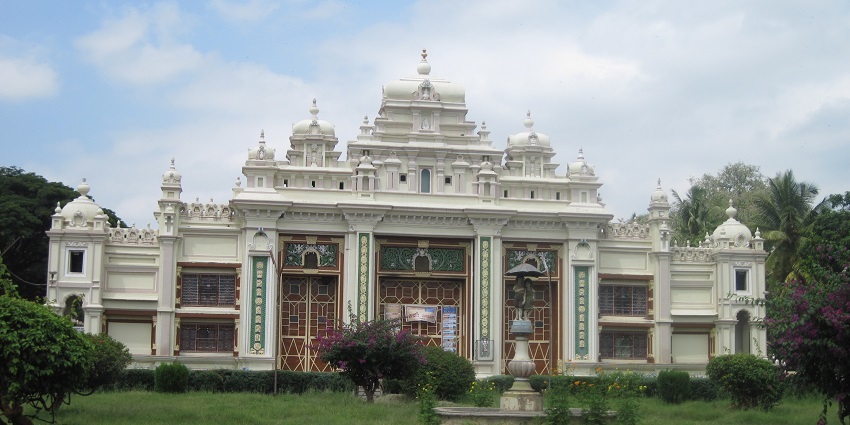 The Jaganmohan Palace Art Gallery has a varied collection of artworks and artefacts