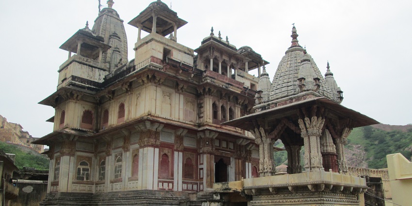 Radha Madhav Ji Temple boasts beautiful art and tranquil surroundings.