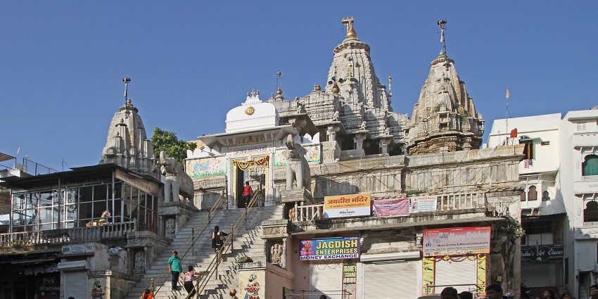 Jagdish Temple Street offers affordable local crafts, jewellery, and textiles.