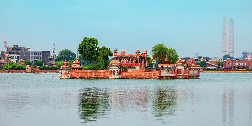 Royal celebrations on a private island in Jagmandir Palace with gourmet cuisine.