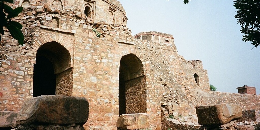 Jahanpanah Fort has its remnants in areas like Bijay Mandal and Begampur.