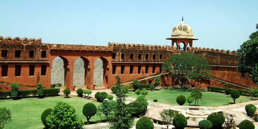 Jaigarh fort with a beautiful green garden compound, a tourist attraction near Dolls Museum.