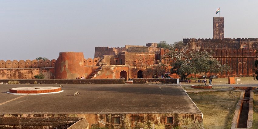 Jaigarh Fort atop a hill with the Jaivana Cannon in the foreground, showcasing military history.