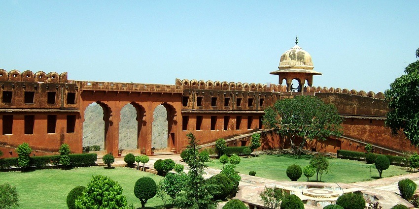 The Jaigarh Fort offering stunning visuals on a sunny day surrounded by lush greenery.