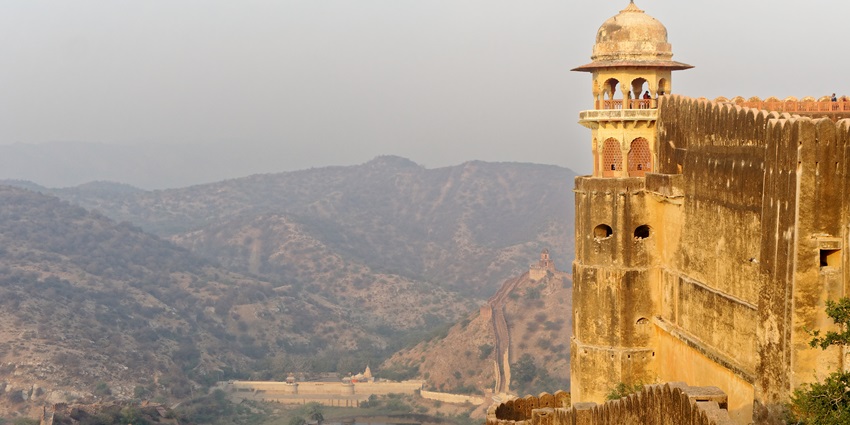 A picture of the historical Jaigarh Fort in Mansarovar with views of the barren terrains in the background