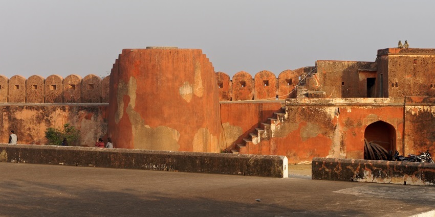 An image with the roof view of Jaigarh Fort, one of the places to visit in jaipur for couples