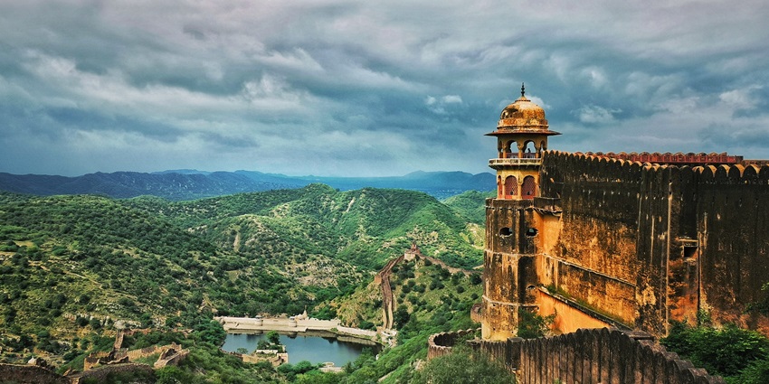 Jaigarh Fort atop rocky Aravalli ridges, overlooking Jaipur beneath clear sky.