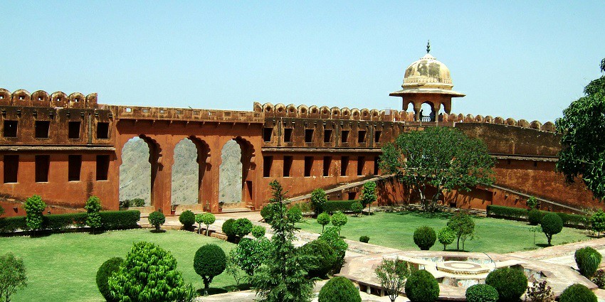 The Jaigarh Fort on a bright sunny day in Rajasthan, offering magnificent views.
