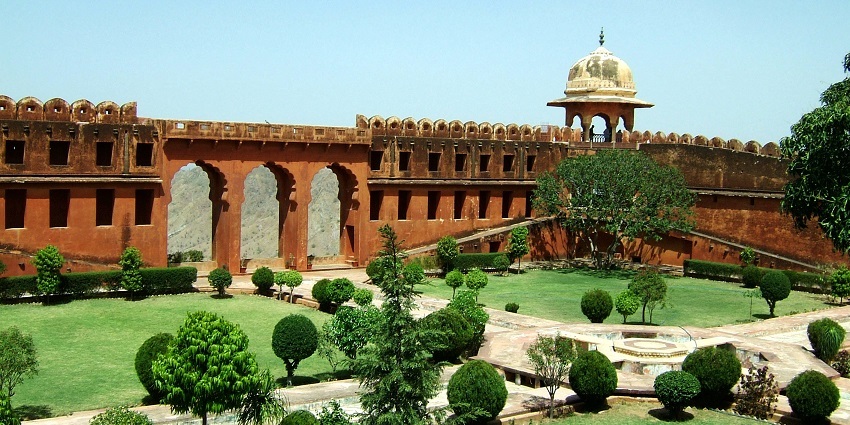 This is the lavish Jaigarh Fort fort that houses the famous Jaivana Cannon inside it.