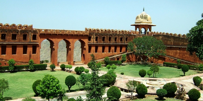 An image of the historic Jaigarh Fort with expansive views and military architecture.