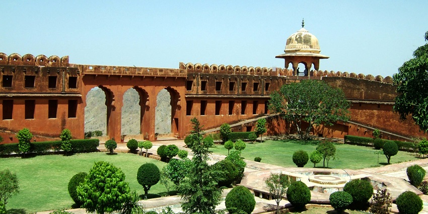 Image of the Jaigarh fort with a green garden, one of the best places to visit in Jaipur.