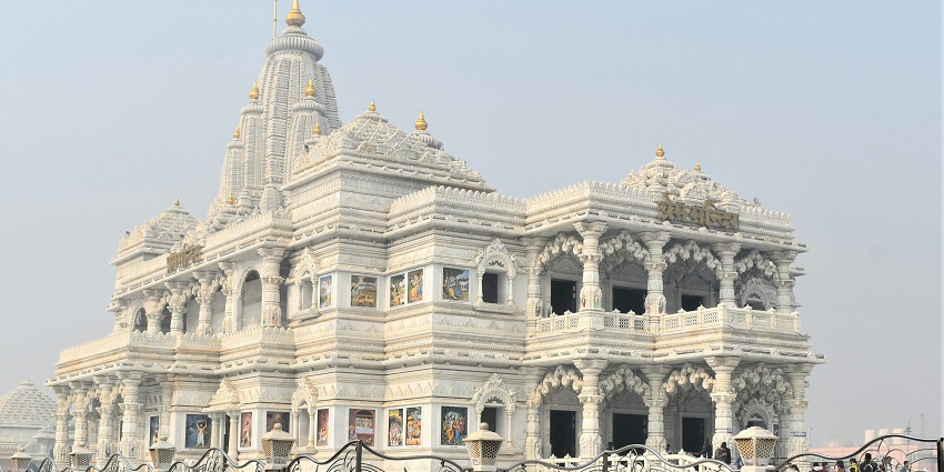 Beautiful image of the famous jain mandir made of the red stone in the old Delhi