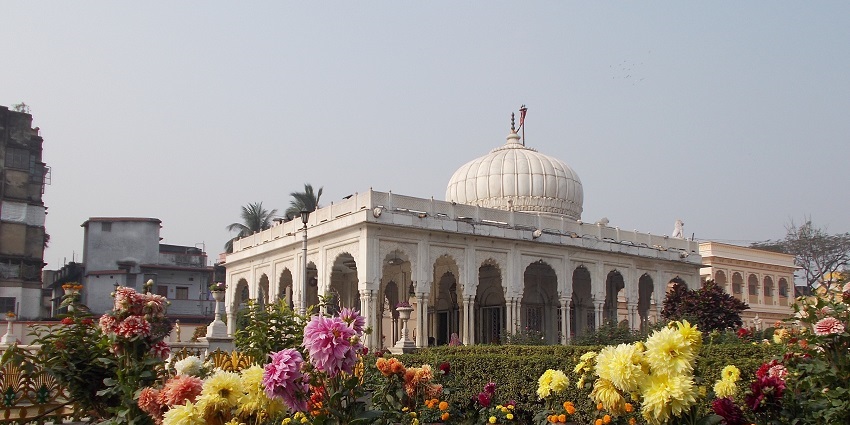 Jain Mandir Dadabari is one of the popular temples in Mehrauli, attracting many visitors.