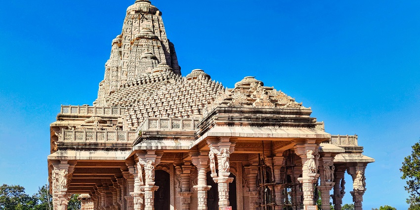 Dedicated to Lord Teerthankara Chandraprabhuji, this is one of the best Jain Dongargarh temples.