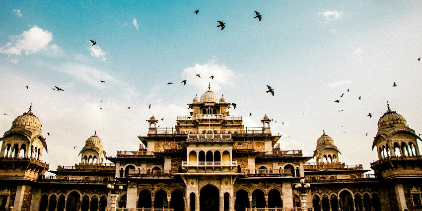 Explore the historic Albert Museum in Jaipur with exhibits and grand architecture.