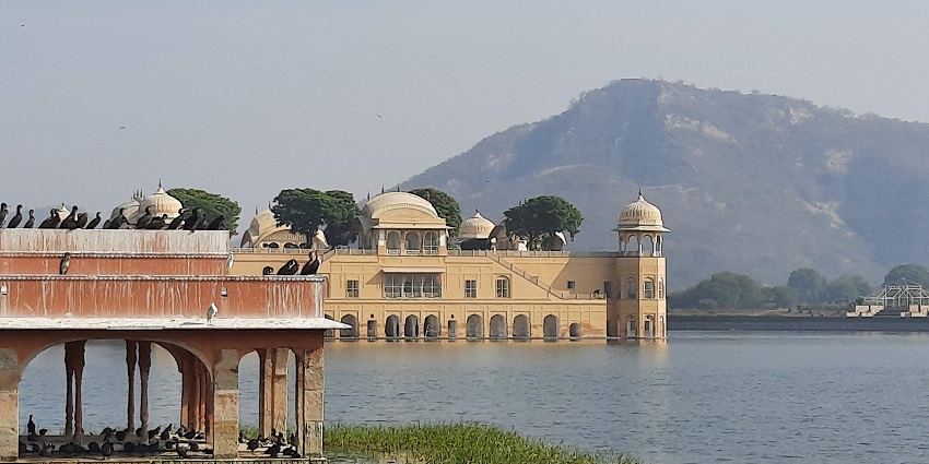 Jal Mahal is one of the popular attractions situated on Man Sagar Lake in the Pink City.