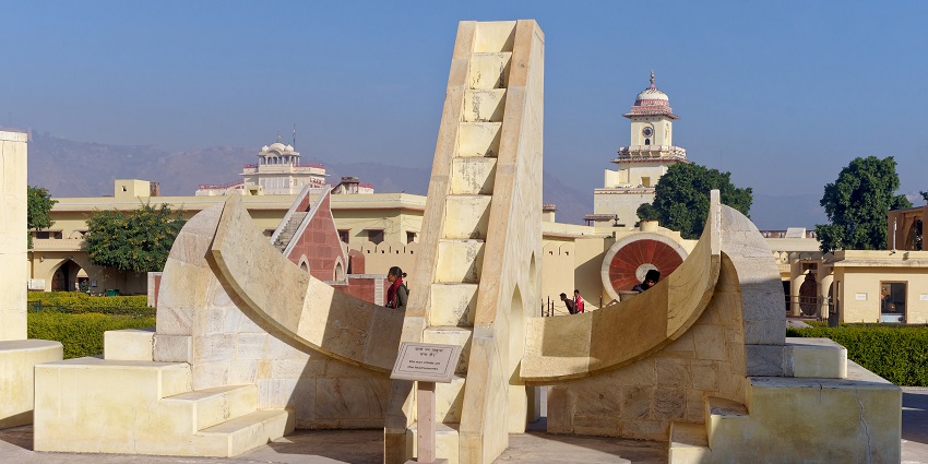 The art galleries in Jaipur showcase modern Indian art, paintings, sculptures, and photography.