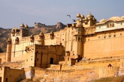 Expansive view of Amber Fort, one of the popular Jaipur Forts and all of Rajasthan