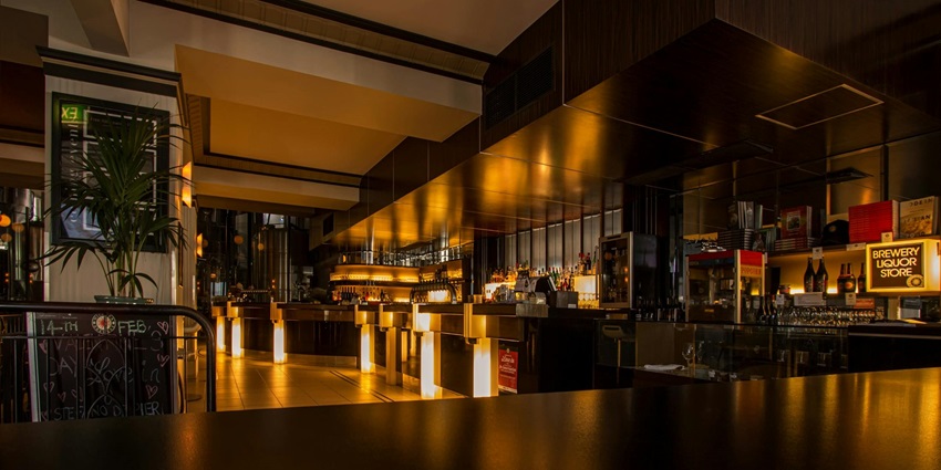 A view of a Pub Crawl, which is one of the most popular activities for a fun night out.