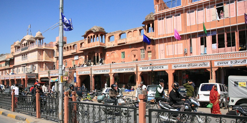 The best places to visit in Jaipur in the evening are the markets featuring colourful stalls.